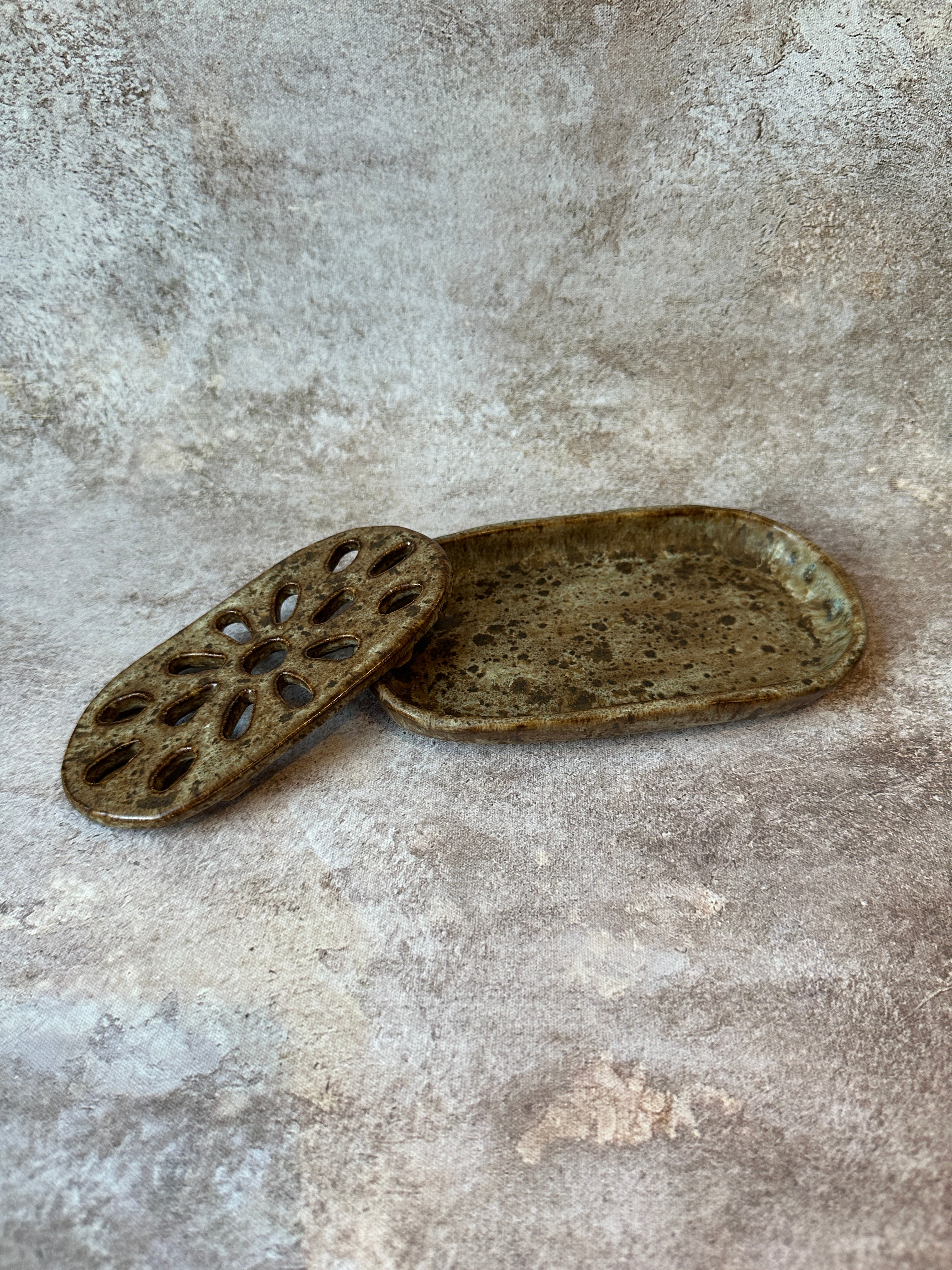 Handbuilt stoneware oval 2pc soap dish finished with a speckled glaze to give a rustic look.